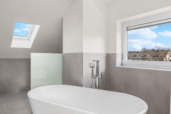 Attraktives Bad im Dachgeschoss mit zwei Fenstern