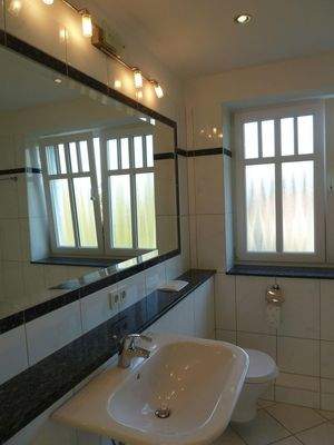 Bad mit 2 Fenstern