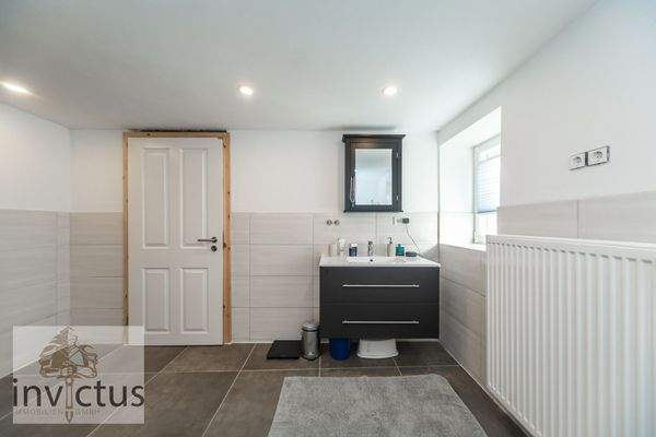 Badezimmer- Ansicht 3