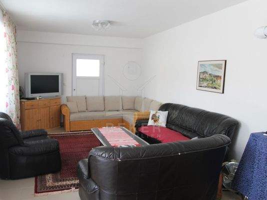 Im Erdgeschoss befindet sich eine Studio-Wohnung