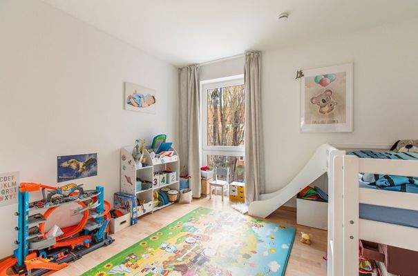 Potentielles Kinderzimmer mit bodentiefem Fenster