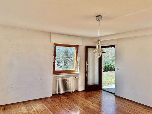 Zimmer mit Zugang zur Terrasse im Gartengeschoss