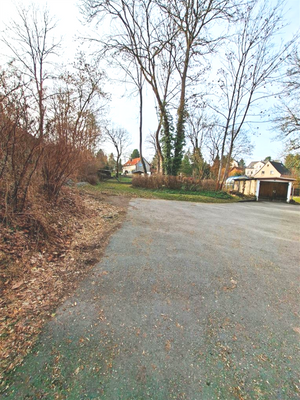 befestigte Hoffläche mit Garage