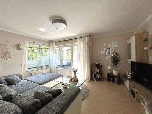 Wohnzimmer mit Balkonzugang