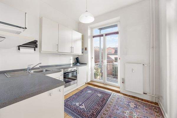 Küche mit Blick in den Innenhof