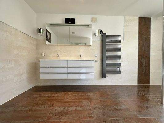 Badezimmer mit Badeinbaumöbeln