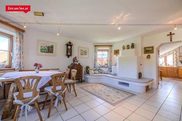 Esszimmer mit Kachelofen