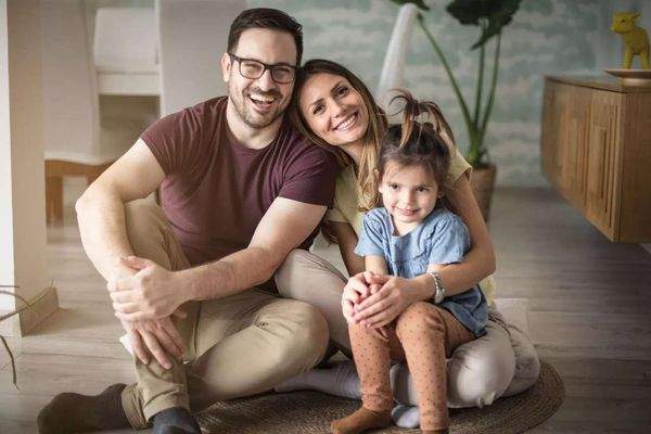 Glückliche Familie im Zuhause.