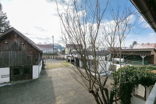 Blick vom Balkon im OG auf den Hof 
