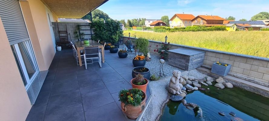 Terrasse teilweise überdacht