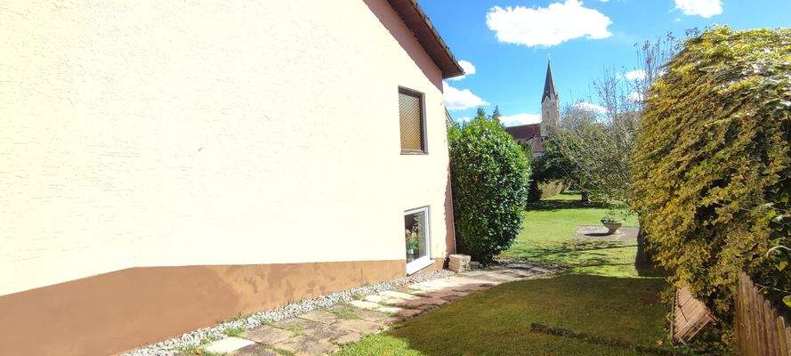 Blick von dem seitlichen Gartenbereich