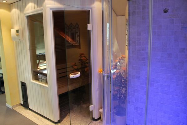 Klafs Sauna mit Farblicht-Dusche