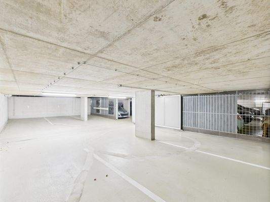 6 eigene Stellplätze im abgesperrten Bereich