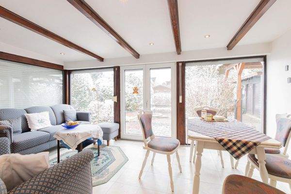 Wintergarten mit Aussicht in den Garten