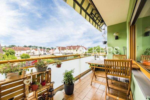 Teilüberdachter Südbalkon im Obergeschoss mit Markise (Markise kann vom Mieter abgelöst werden) für entspannende Stunden im Freien