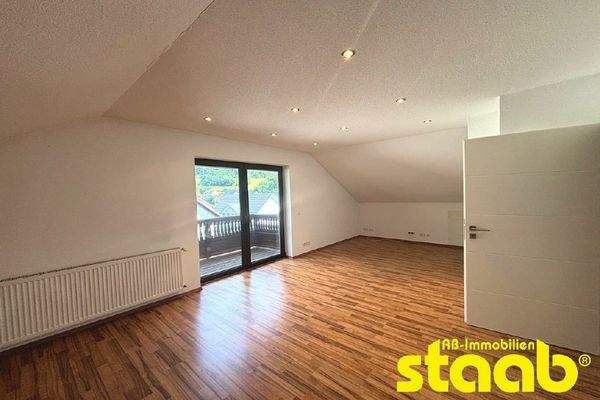 Wohnzimmer DG mit Zugang Balkon