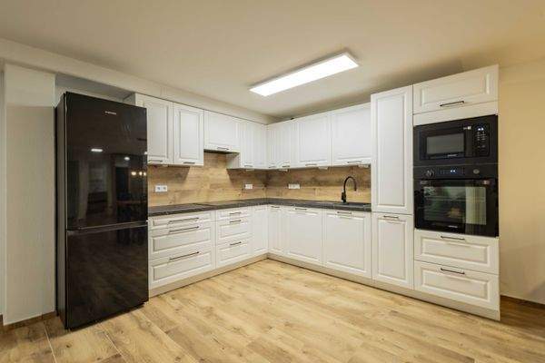 ...mit offener, hochwertiger Einbauküche