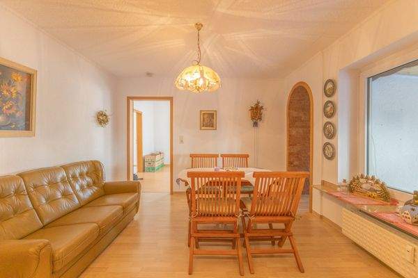 Esszimmer mit offener Küche und Zugang zum überdachten Außenbereich