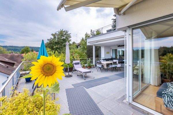 grosse Terrasse (rund 100m2) mit Fernsicht