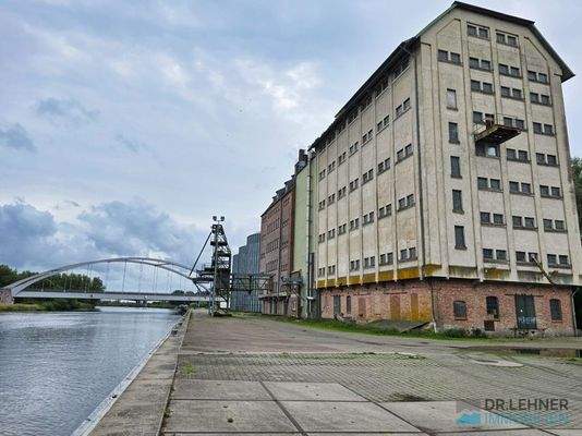 Grundstück kaum 100 m vom Hafen entfernt