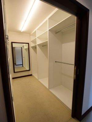 ...begehbarem Kleiderschrank