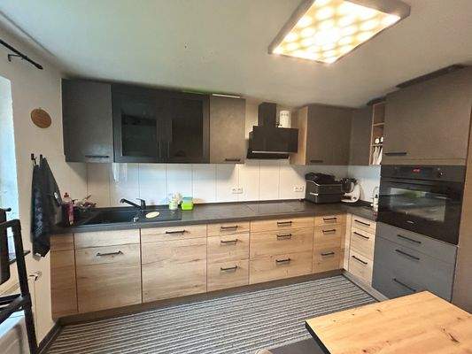 angenehm große Küche