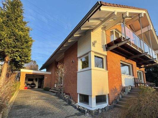 Ansicht und Garagenauffahrt