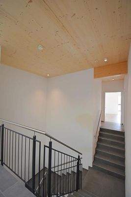 Treppenhaus mit Wohnungseingang