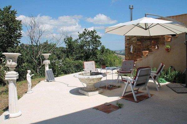 Sonnendurchflutete Terrasse mit mediterranem Flair