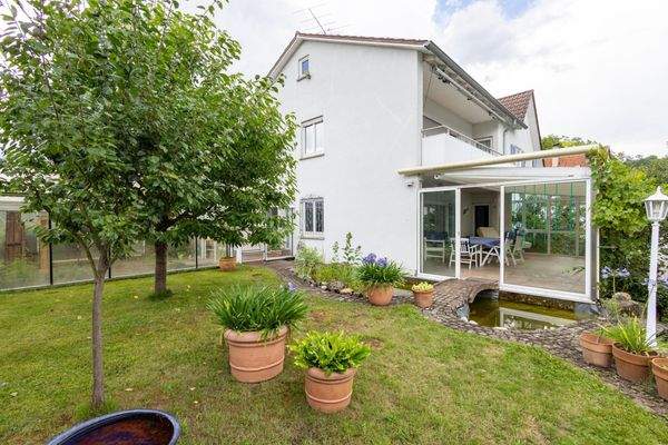 Hausansicht mit Wintergarten