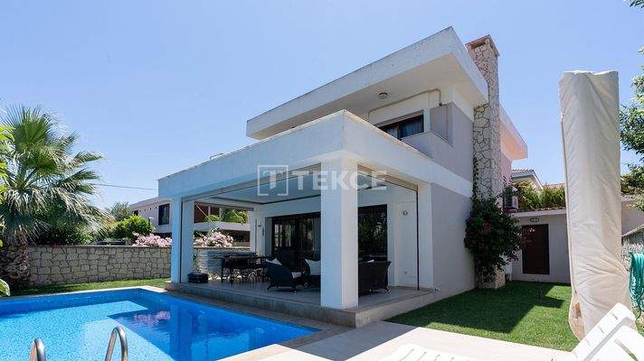 Detached Villa with Pool Close to Amenities in Alaçatı Çeşme