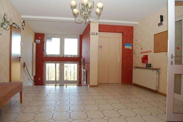 11 Diele mit Aufzug.JPG