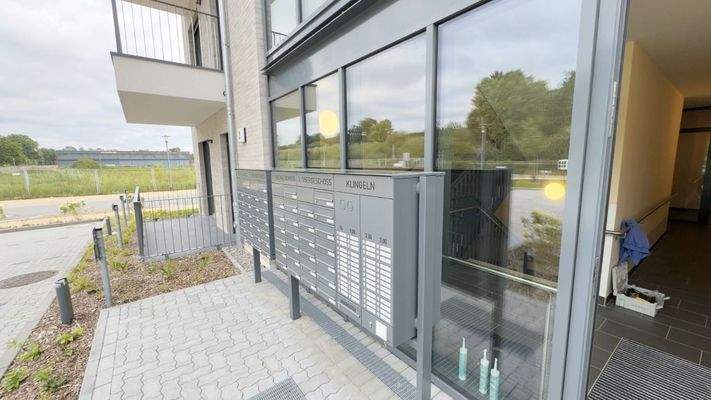 Eingang mit Briefkästen und Klingelanlage