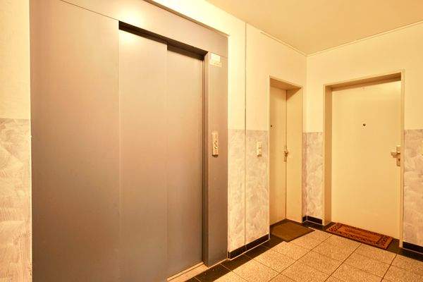 Hausflur mit Fahrstuhl und Eingang zur Wohnung