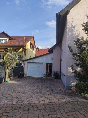 Zufahrt mit Parkmöglichkeit vor Garage 2