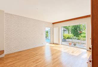 EG: Wohnzimmer mit Zugang zu Terrasse und Wintergarten