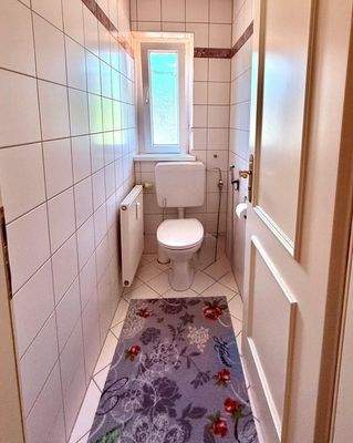 Separates WC mit Fenster