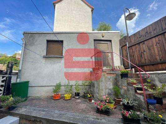 Innenhof mit Zugang zur Garage