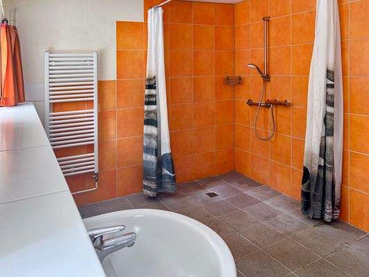 Rollstuhlgerechtes Duschbad im EG