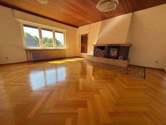 Zimmer im Anbau mit Kamin und Balkon, Parkettboden