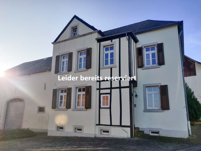 RESERVIERT: Charmanter Altbau mit schöner Aussicht und großem Scheunenanteil!