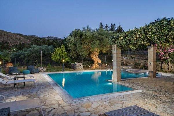 Kreta, Maza: Steinvilla mit beheiztem Pool und Garten in ruhiger Lage zu verkaufen