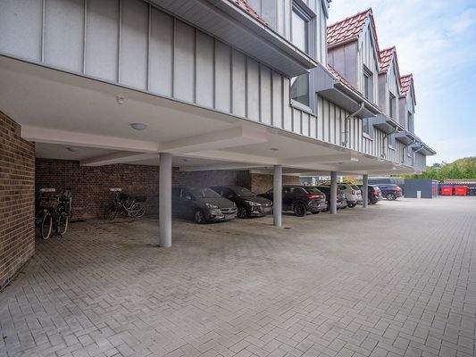 Überdachter Parkplatz