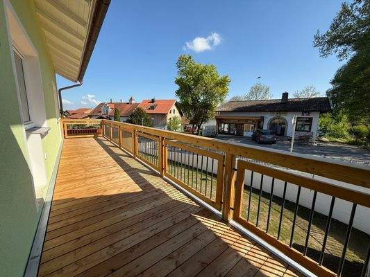 geräumiger Südbalkon mit Zugang aus 3 Zimmern