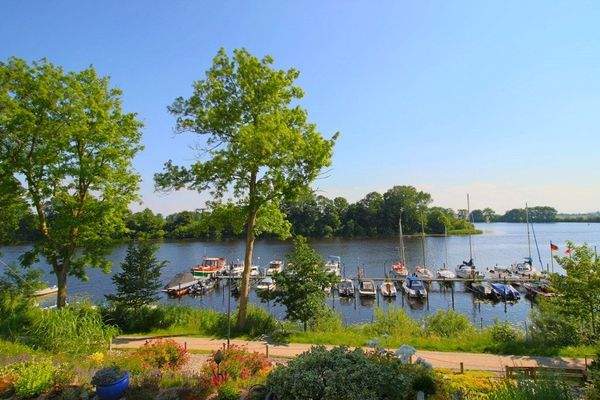 Die nahegelegene Eider mit dem Yachthafen