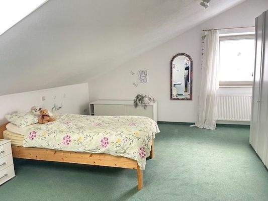 Schlafzimmer mit Platz und Blick