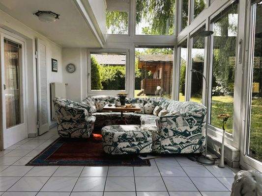 lichtdurchflutetes Wohnzimmer