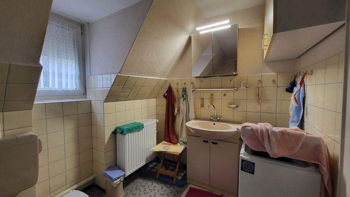 Bad im OG mit Fenster -.jpg