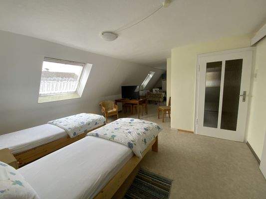 Wohnen- /Schlafzimmer DG