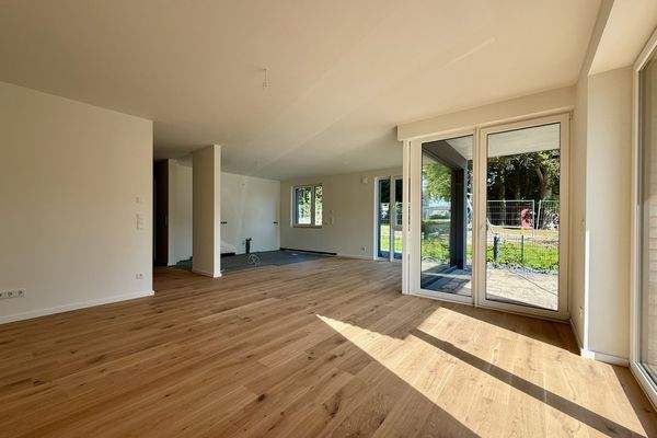 Wohnzimmer mit offener Küche